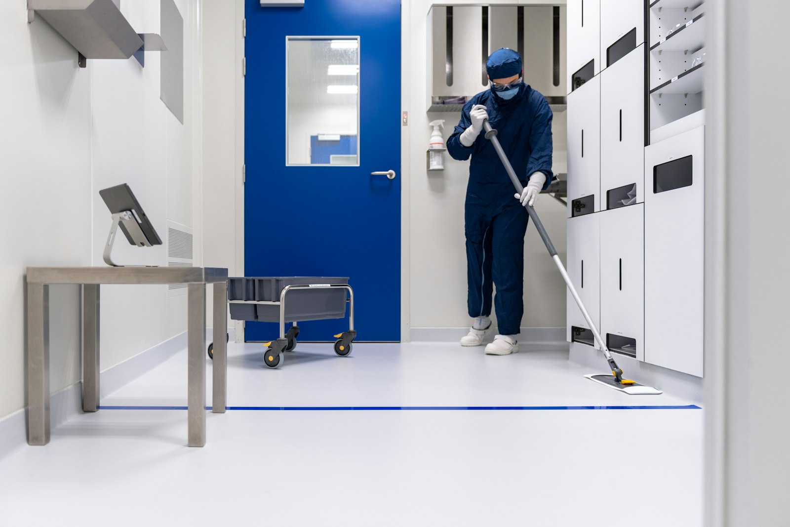 Mitarbeiter mit Leiter bei Arbeiten am Objekt